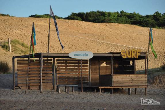 O dia acaba de nascer e ninguém ainda chegou à escola de surf na Punta del Diablo, no litoral do Uruguai